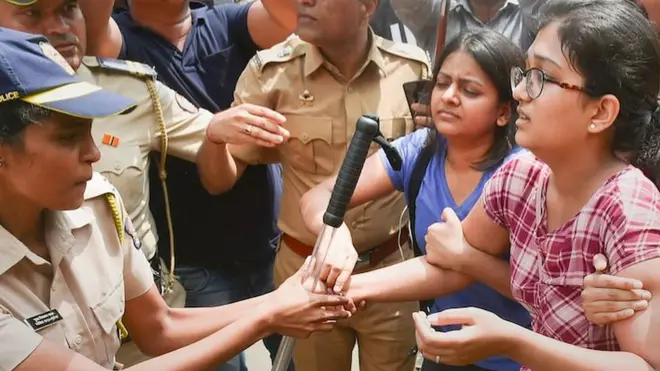 आरे कॉलोनी में पेड़ों की कटाई के ख़िलाफ़ विरोध प्रदर्शन