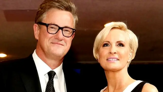 ایم ایس این بی سی پر نشر ہونے والا صبح کا شو 'مارننگ جو' کو میکا برینزسکی اور جو سكاربرو مشترکہ طور پر پیش کرتے ہیں