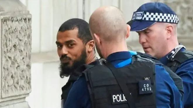 جمعرات کو گرفتار ہونے والے محمد علی جو کہ اس وقت جنوبی لندن میں پولیس کی تحویل میں ہیں۔