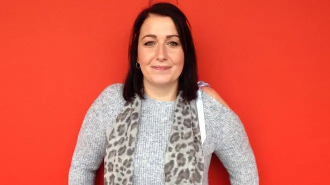 Carrie-Mae Macmillan estaba tan desesperada por acabar con el dolor de la endometriosis que le rogó a lo0s médicos que le hicieran una histerectomía.