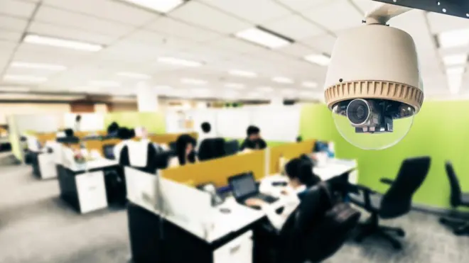 Чтобы понять поведение сотрудников, некоторые фирмы используют камеры и инфракрасные датчики, которые позволяют отследить, как люди перемещаются в офисе и где проводят большую часть рабочего времени