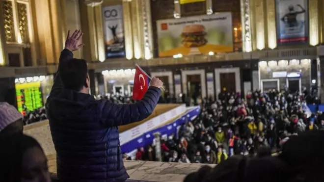 Ukrayna'daki Türkiye Büyükelçiliği, ülkedeki vatandaşlarının bölgeyi terk etmesi çağrısında bulunuyor ve dönmek isteyenlere yardım ediyor. İlk günlerde pek çok Türk öğrenci, bombalanan şehirlerde mahsur kaldı. 2 Mart 2022'de Kiev'deki çatışmalardan kaçanlar trenlere binmek için istasyonda bekliyor.