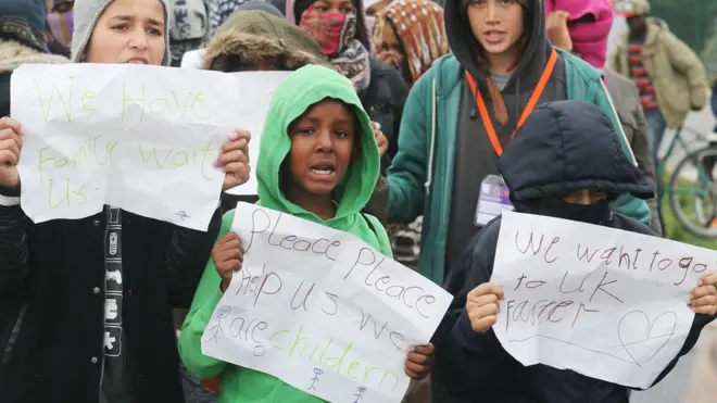 Kamptaki çocuklar, hazırladıkları İngilizce pankartlarla seslerini duyurmaya çalışıyor.