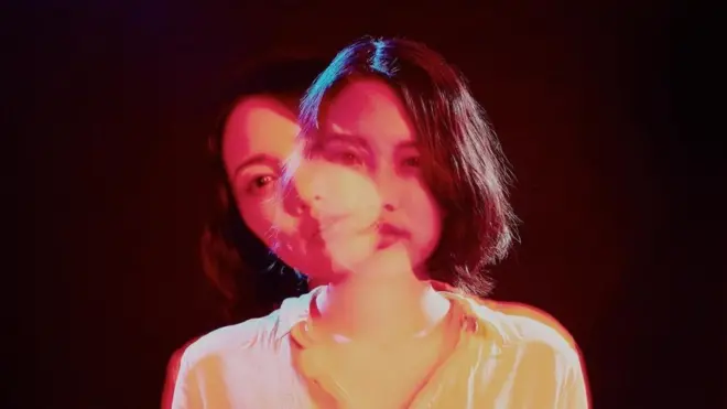 La imagen de una mujer "desdoblada"