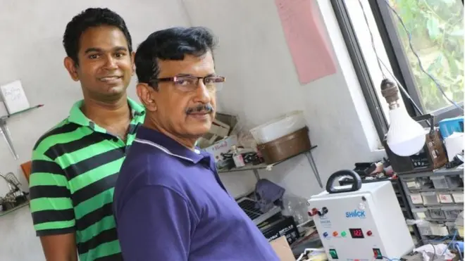 වෛද්‍ය සරත් විමලසූරිය විසින් නිර්මාණය කරනු ලබන උපාංග සඳහා අවශ්‍ය මෘදුකාංග සම්බන්ධයෙන් කටයුතු කරන්නේ අචල උත්සුක