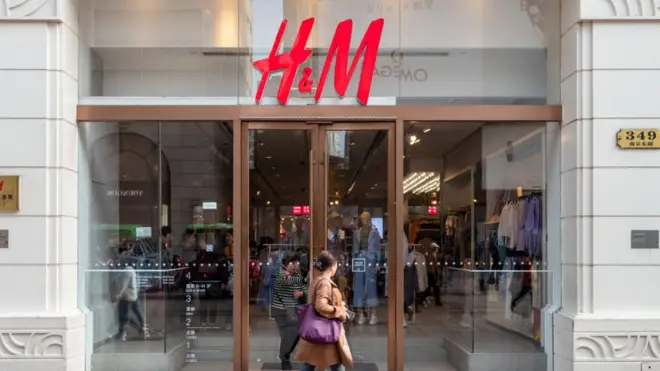 H&M menghadapi reaksi keras di China atas penolakannya untuk menggunakan kapas dari Xinjiang.