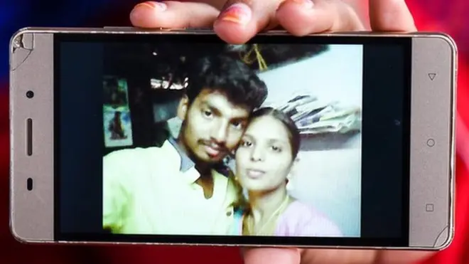 Una selfie de la pareja es ahora la imagen de fondo de pantalla del teléfono de Kausalya. (Foto: NATHAN G)