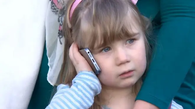 「ママが階段から落ちちゃった」　3歳エマちゃん電話を手に