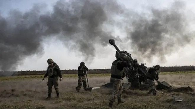 一队乌军士兵射击