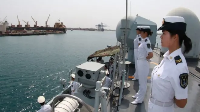 චීන යුදනැවක් 2015 වසරේ ජිබුති වරායක