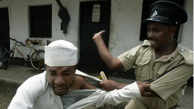 Scène de violence policière en Tanzanie