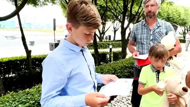 Валентин изучает свои новые документы