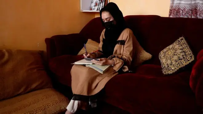له هغه مهال راهیسې چې د نجونو لپاره د ثانوي ښوونځیو دروازې تړل شوې یو شمېر نجونو په کور کې په زده کړو پیل کړی.