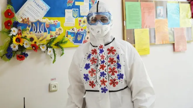 Таку "вишиванку" намалювала собі завідувачка інфекційним відділенням Кіцманьської лікарні на Буковині Наталія Шелефета