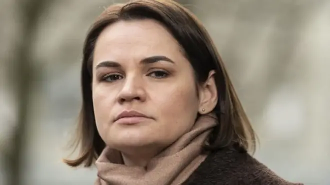 Светлана Тихановская өткөн жылдагы президенттик шайлоодо Александр Лукашенкону жеңдим деп эсептеп, бирок шайлоо бурмаланганын айтып келүүдө. Оппозиция жана эл аралык коомчулук анын айткандарын кубаттайт