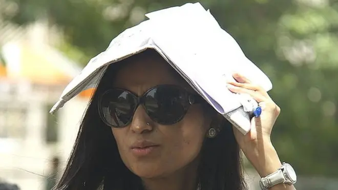 ఎండవేడికి తాళలేక తలపై పుస్తకం పెట్టుకున్న విద్యార్థిని