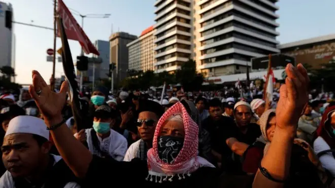 Para pengunjuk rasa di depan Bawaslu. Kepolisian menyebut ada perusuh di antara para pendemo.
