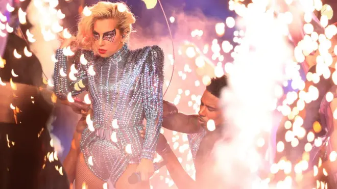 Lady Gaga fue la encargada de amenizar el medio tiempo del Super Bowl.