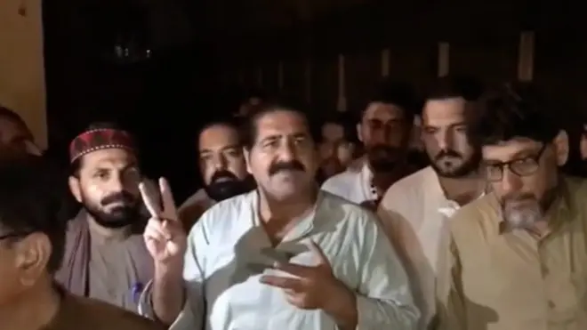 علي وزیر: "په ما دوه بریدونه وشول، یو چې څنګه راغلم او اوس یو بل راباندې وشو. زه دوی ته وایم چې ما بېرته زندان ته ولېږدوئ، ځکه زه دلته خوندي نه یم".