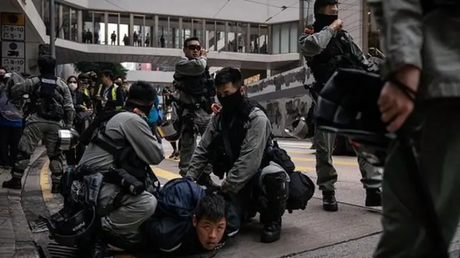 دستگيري صدها معترض در هنگ كنگ