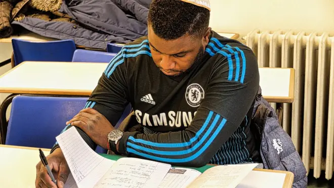 Cédric Kodou, un juif noir de France, en train d'apprendre l'hébreu.