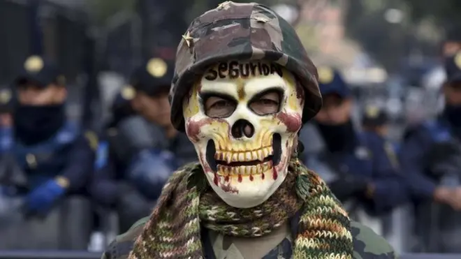 Hombre protesta contra la ley para regularizar la presencia militar en las calles mexicanas.