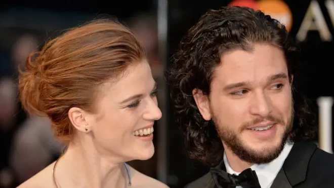 Leslie talk say e no hard to fall in love for Kit Harrington