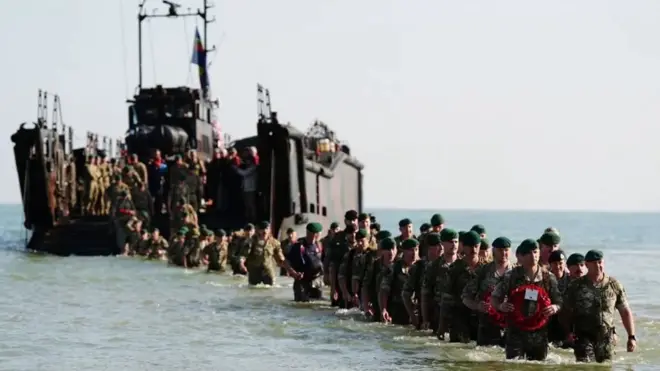 Kraljevski marinci u grupi od 47 komandosa iskrcavaju se na Anel pre nego što će krenuti u Port en Besan u Normandiji