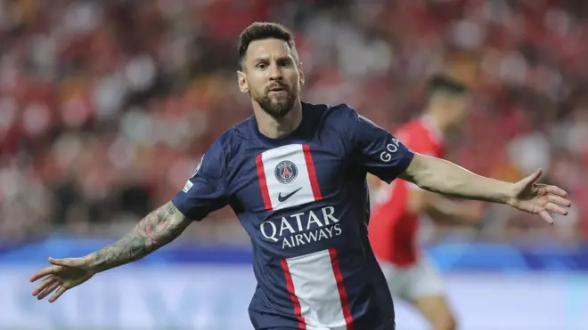 لاعب كرة القدم الأرجنتيني ليونيل ميسي