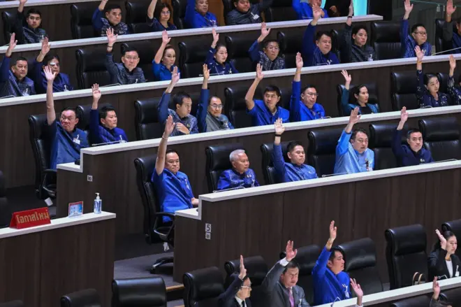 หัวหน้าพรรค ภท. และลูกพรรคของเขา