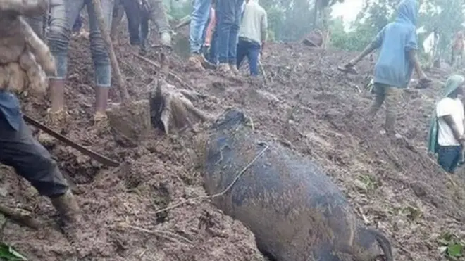 Saawwa sigiga lafaatiin dhoqqee jalatti awwaalamee jiru namoonni wayita baasuuf yaalan.