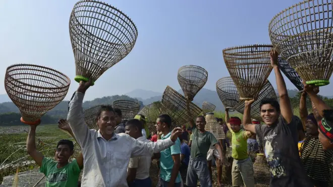 मछुआरे बिहू मनाते हुए