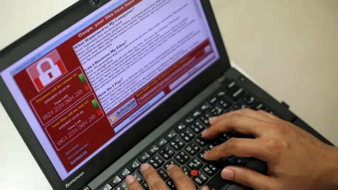 O vírus WannaCry pede resgate para devolver arquivos e dados do usuário