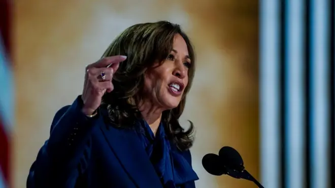 指名受諾演説を行うカマラ・ハリス副大統領