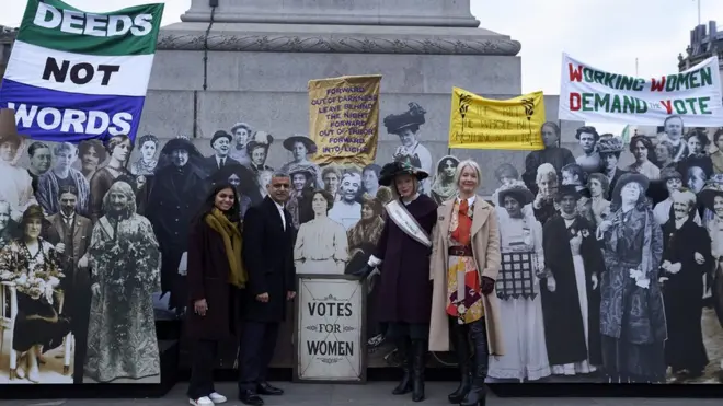 مرکزی لندن کے ٹرافالگر سکوائر میں سو برس قبل حقِ رائے دی کے حصول کے لیے جدوجہد کرنے والی خواتین کی قدآمد تصاویر آویزاں کرکے انھیں خراجِ تحسین پیش کیا جا رہا ہے