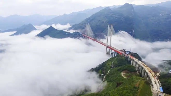 El puente Beipanjiang, en las montañas del sur de China, acaba de abrirse al tránsito.