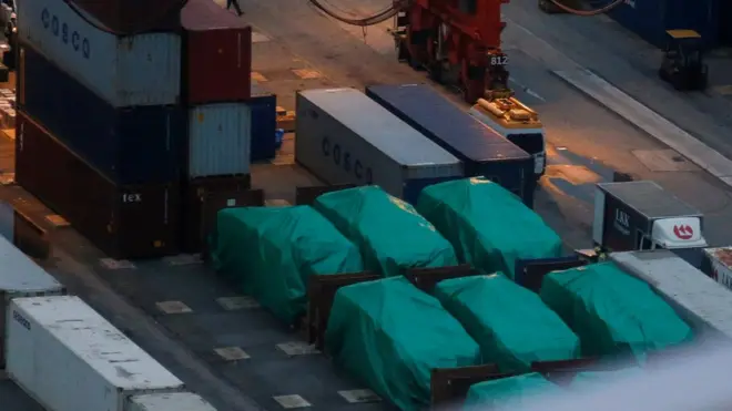 Kenderaan lapis baja milik Singapura sedang dalam perjalanan pulang dari latihan militer di Taiwan namun transit di Hong Kong.