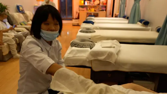 六月初，中国上海结束了为期两个月的严格封城，但由于疫情对经济带来的冲击，许多企业和店铺仍在苦苦挣扎，包括失明或弱视群体依赖的按摩行业。