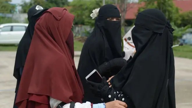 Sejumlah perempuan Indonesia memilih mengenakan niqab.
