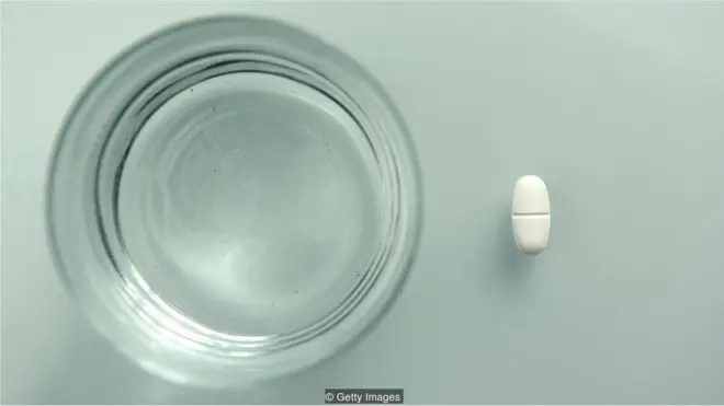 Resistensi antibiotik terjadi ketika suatu obat membasmi bakteri yang sensitif, namun sisa bakteri yang kebal bertahan dan berkembang biak.