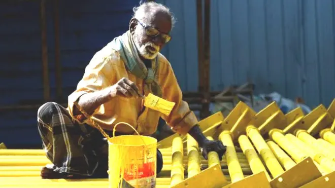 રંગ કરતા વૃદ્ધ