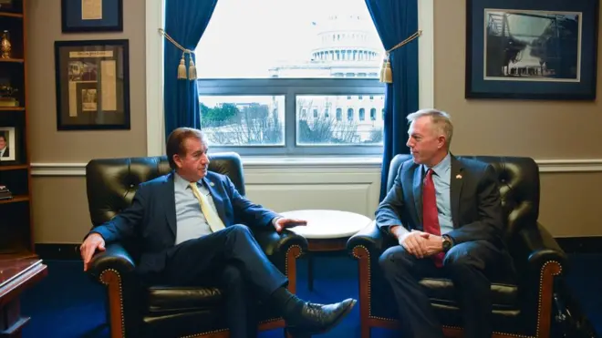 Chủ tịch Ủy ban Đối ngoại Hạ viện Hoa Kỳ Ed Royce (trái) trong cuộc gặp với Đại sứ Hoa Kỳ tại Việt Nam, Ted Osius