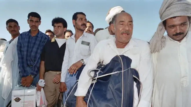 عمال مصريون تم تسريحهم من الكويت في طريق العودة