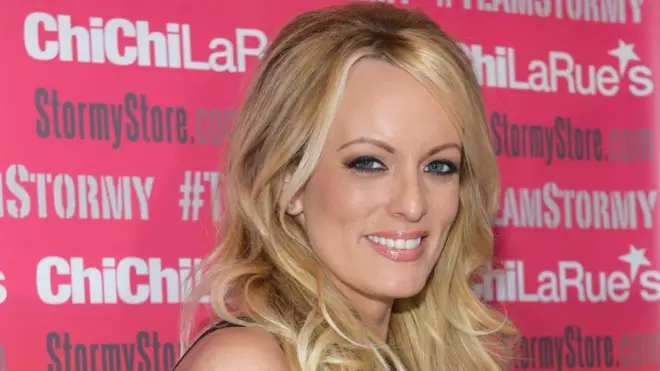 سٹورمی ڈینیئلز کا اصل نام سٹیفنی کلفرڈ ہے اور انھوں نے الزام لگایا ہے کہ ان کا صدر ٹرمپ سے جنسی تعلق تھا