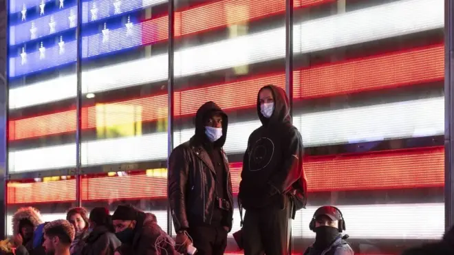 ABD'de seçim sonuçlarını takip eden iki kişi