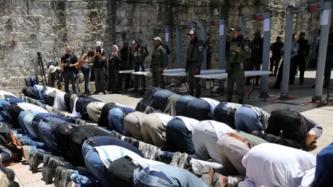 مصلون خارج الحرم