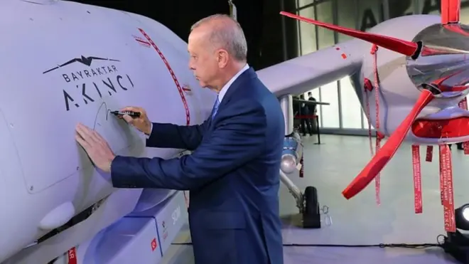 ترکی کے صدر اردوگان ڈرون کا معائنہ کر رہے ہیں