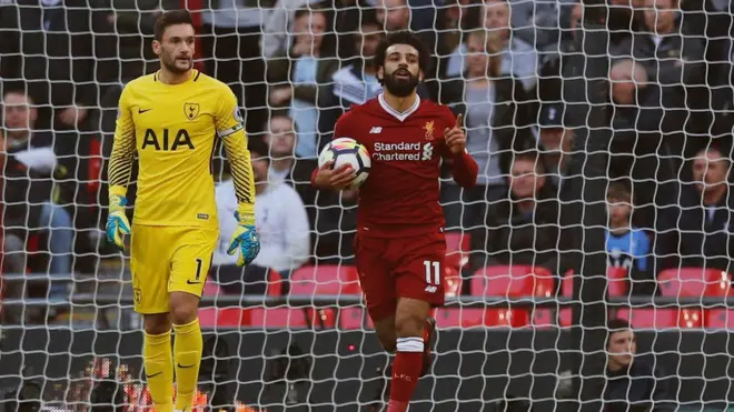 صلاح يحتفل بهدفه في توتنهام