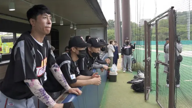 지난 25일 친선경기를 지켜보는 탈북민선수단