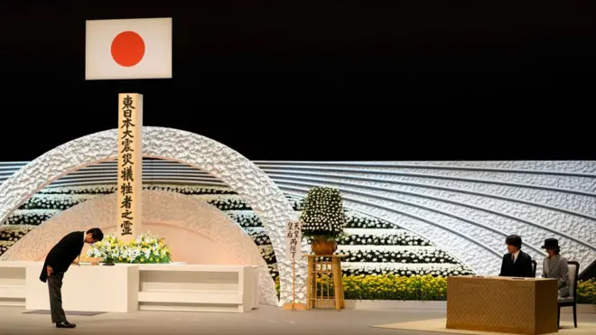 Le Premier ministre japonais Shinzo Abe s'incline à la mémoire des victimes du tsunami.